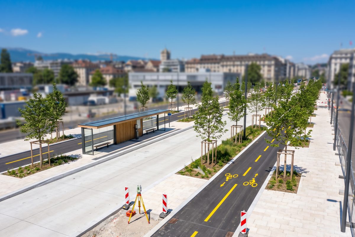 Rue urbaine réaménagée à Genève avec trottoirs, arbres et mobilier, illustration générée