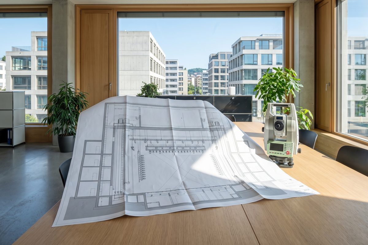 Aufgelegte Baupläne für die Erneuerung einer Veranstaltungstechnik in einem Theater, Illustration